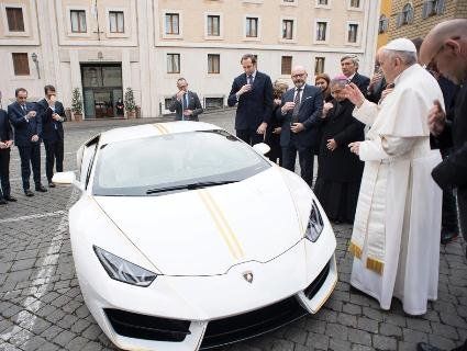 За скільки продали Lamborghini Папи Римського