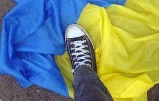 На Львівщині сумчанин посмів спалити держані прапори