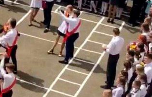 У Росії на останньому дзвонику в небо «запустили» мертвого голуба (відео)