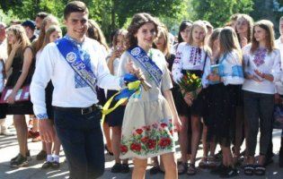 У школах Луцька пролунав останній дзвоник (фото)