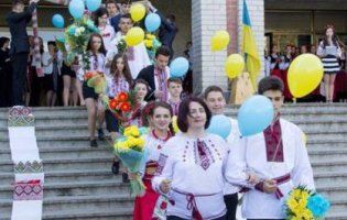 Свято останнього дзвоника: українські випускники-2018 (фото)