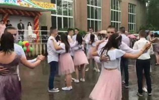 Вальс під дощем: українських випускників нічим не злякати (відео)