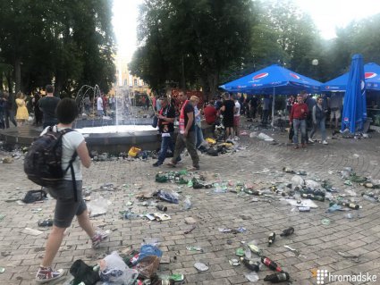 Британські фанати перетворили парк Шевченка на смітник (фото)