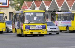 Лучани вимагають у влади змусити маршрутників слідувати графікам