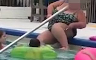Нехлюя: жінка поголила ноги в загальному басейні і прославилася в Мережі (відео)