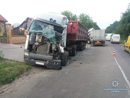 На Волині масштабне ДТП: постраждали водії обох вантажівок (фото)