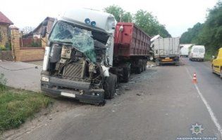 На Волині масштабне ДТП: постраждали водії обох вантажівок (фото)