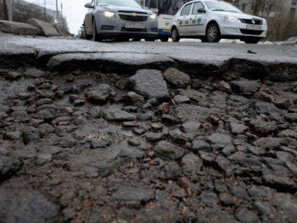 Хто в Україні має платити за розбиті авто на поганих дорогах