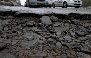 Хто в Україні має платити за розбиті авто на поганих дорогах