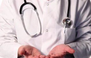 Бездомна померла на порозі лікарні, не дочекавшись допомоги