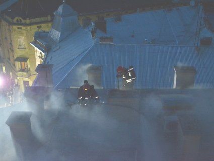 У центрі Львові біля готелю масштабна пожежа: гасили 40 рятувальників (відео)