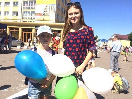 Студентки з Володимира на стипендію придбали сотню кульок для дітей