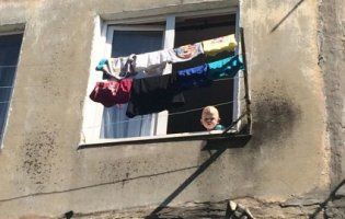 Дитина ледь не випала з вікна, доки у кімнаті спали п’яні батьки (відео)