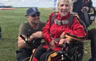Пенсіонерка у 71 стрибнула з парашутом на інвалідному візку