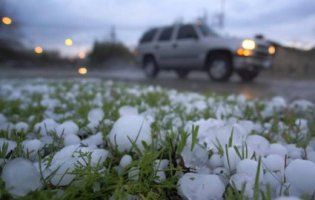 Літня несподіванка: у Львові випав град розміром з перепелине яйце (фото, відео)