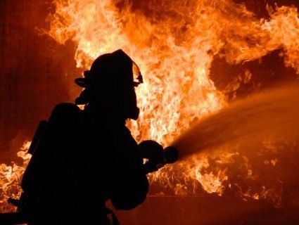 У Чорнобилі пожежники досі борються з вогнем