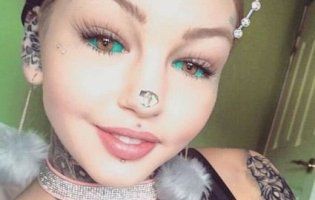 Австралійка «закачала» в очі блакитну фарбу і тепер «закохана сама в себе»