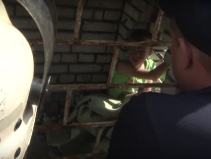 У Львові рятувальники визволяли хлопчака, який застряг у башті замку (відео)