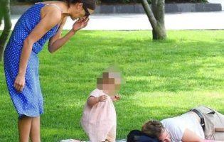Милоття: Бредлі Купер із Іриною Шейк вигуляли в парку крихітну донечку