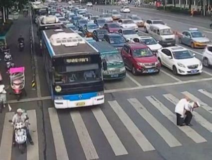 У Китаї дідуся з кульбакою, який «застопорив» рух, перенесли через автобан