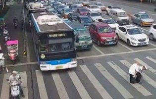 У Китаї дідуся з кульбакою, який «застопорив» рух, перенесли через автобан