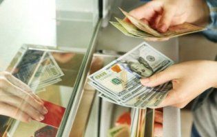 В Україні рекорд зі здачі валюти: рахунок пішов на мільярди