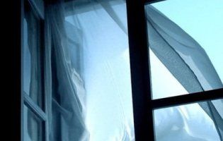 У Львові 81-річний дідусь викинувся з восьмого поверху лікарні