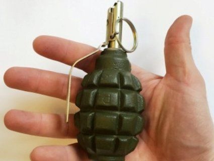 Невідомі намагалися налякати луцького підприємця учбовою гранатою