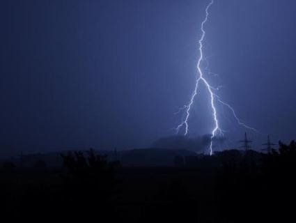 Нічна гроза лишила без електрики 129 населених пунктів в п’яти областях