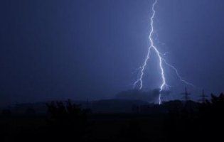 Нічна гроза лишила без електрики 129 населених пунктів в п’яти областях