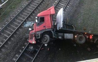На Дніпропетровщині з мосту на залізничні колії впала вантажівка