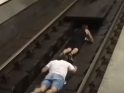 У Києві малолітки-адреналінщики зупинили потяг у підземці (відео)