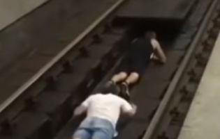 У Києві малолітки-адреналінщики зупинили потяг у підземці (відео)