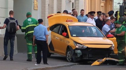 У Москві таксі в'їхало в натовп, серед постраждалих — українець (фото, відео)