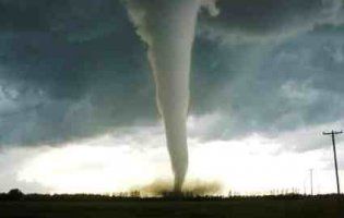 На Київщині зафіксували черговий смерч (відео)