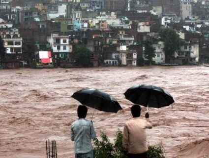 Жахлива повінь в Індії забрала життя більш як двох десятків людей (відео)
