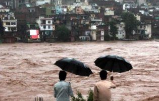 Жахлива повінь в Індії забрала життя більш як двох десятків людей (відео)