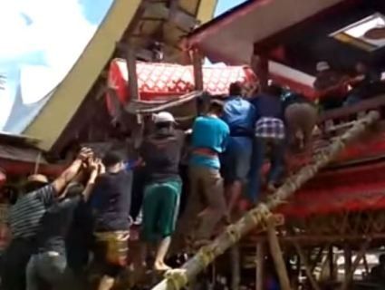 В Індонезії чоловіка вбила домовина матері