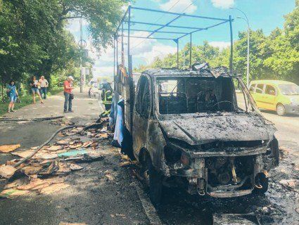 У Києві на ходу загорілася машина. З’явилося відео