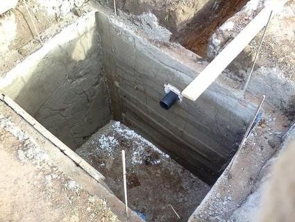 На Львівщині батько із сином загинули у вигрібній ямі