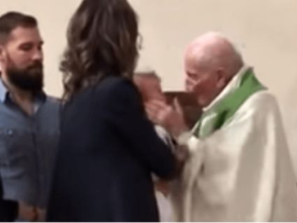 Священик дав ляпаса дитині під час обряду хрещення (відео)