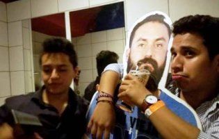 Друзі мексиканця, якого дружина не відпустила ЧС-2018, привезли у Росію його картонну копію (відео)