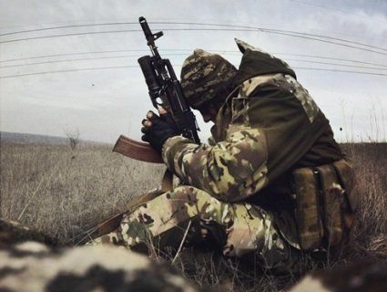 На Донбасі знову поранено українських військових