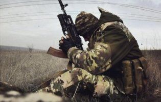 На Донбасі знову поранено українських військових