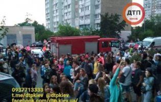 «Нерозділене кохання»: у Києві підлітків зняли з даху багатоповерхівки
