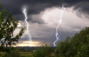 Синоптики попереджають українців про сильні дощі та грози
