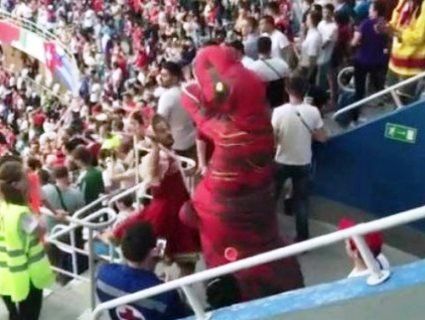 Динозавр і уболівальник у кокошнику побилися на матчі Швейцарія - Коста-Ріка (відео)