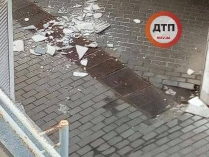 В Києві в підземному переході на голови людям падає плитка (фото)
