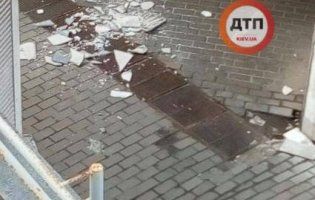 В Києві в підземному переході на голови людям падає плитка (фото)