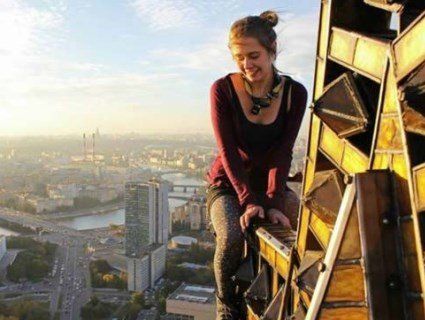 У Києві дівчина впала з недобудови, коли хотіла зробити гарне фото (відео)